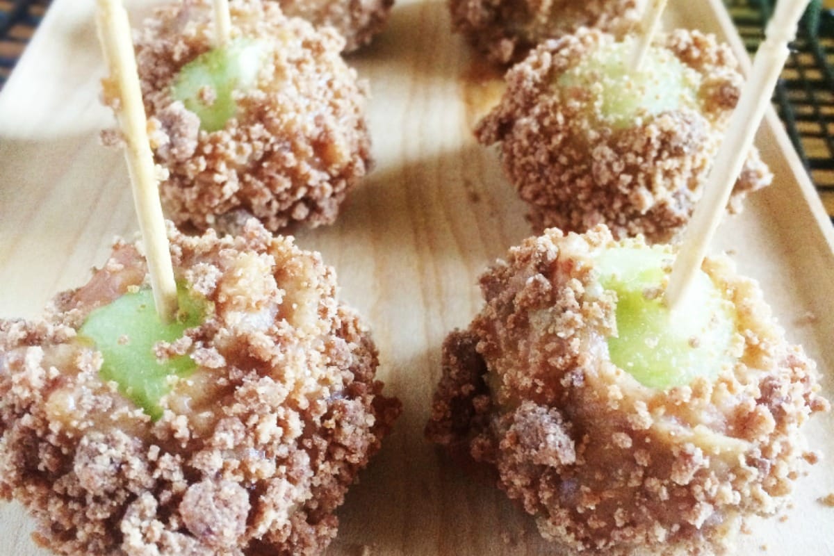 Coffee Cake Crumble Caramel Apple Bites [Vegan]