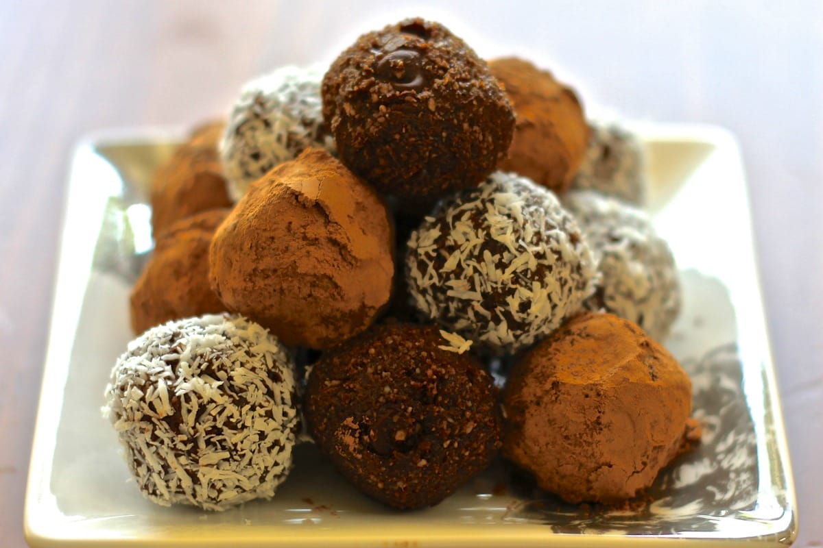 Raw Chocolate Energy Bites [Vegan, Raw, Gluten-Free]