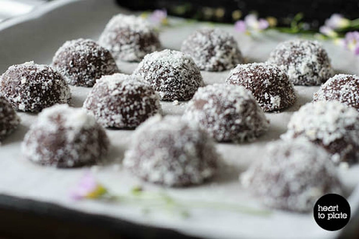 Chocolate Macadamia Macaroons [Vegan, Raw, Gluten-Free]