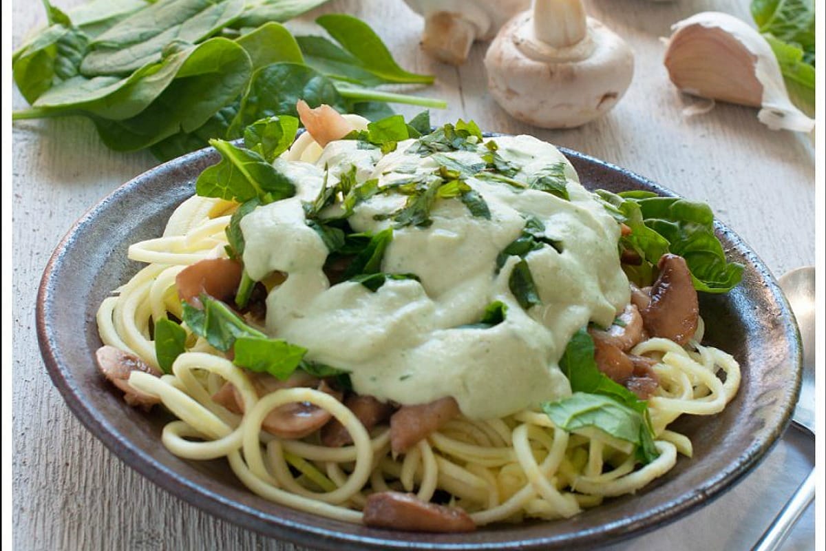Raw-Creamy-Spinach-Mushroom-Pasta (1)