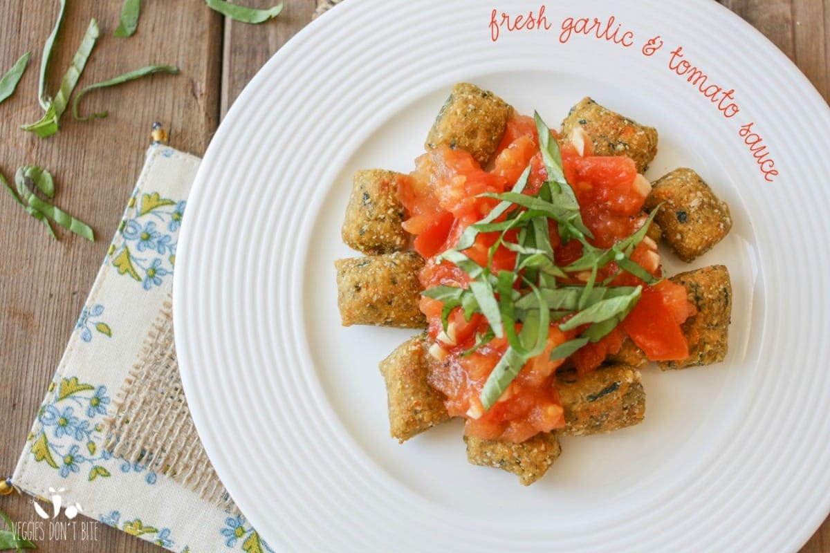 Crispy and Soft Veggie Gnocchi With Spinach and Garlic Sauce [Vegan]