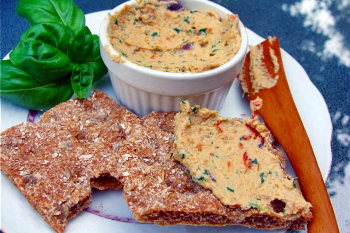 Sundried Tomato, Basil and Kalamata Olive 'Ricotta' Spread [Vegan, Gluten-Free]