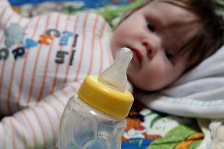 5 Reasons Not to Feed Milk Formula To Your Newborn