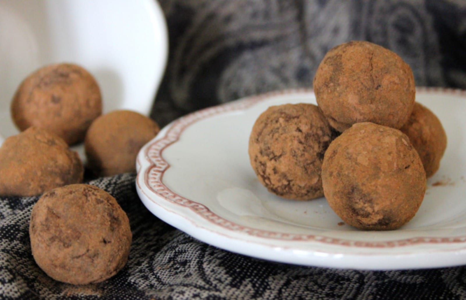 Raw Cinnamon Chocolate Truffles [Vegan]