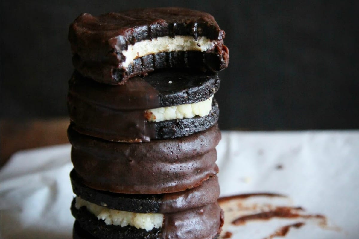 Raw Peppermint Oreos Dipped in Dark Chocolate [Vegan, Gluten-Free]