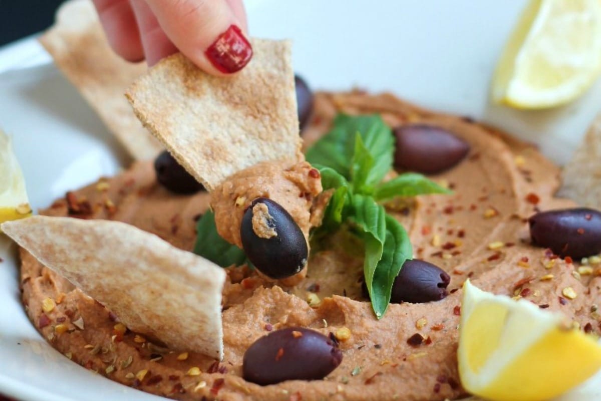 Low-Fat Vegan Pizza Hummus [Gluten-Free]
