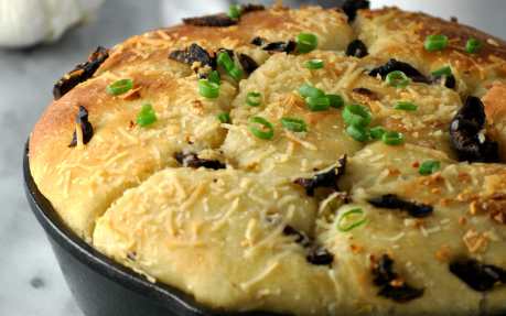 vegan Garlic Knots With Beer Cheese
