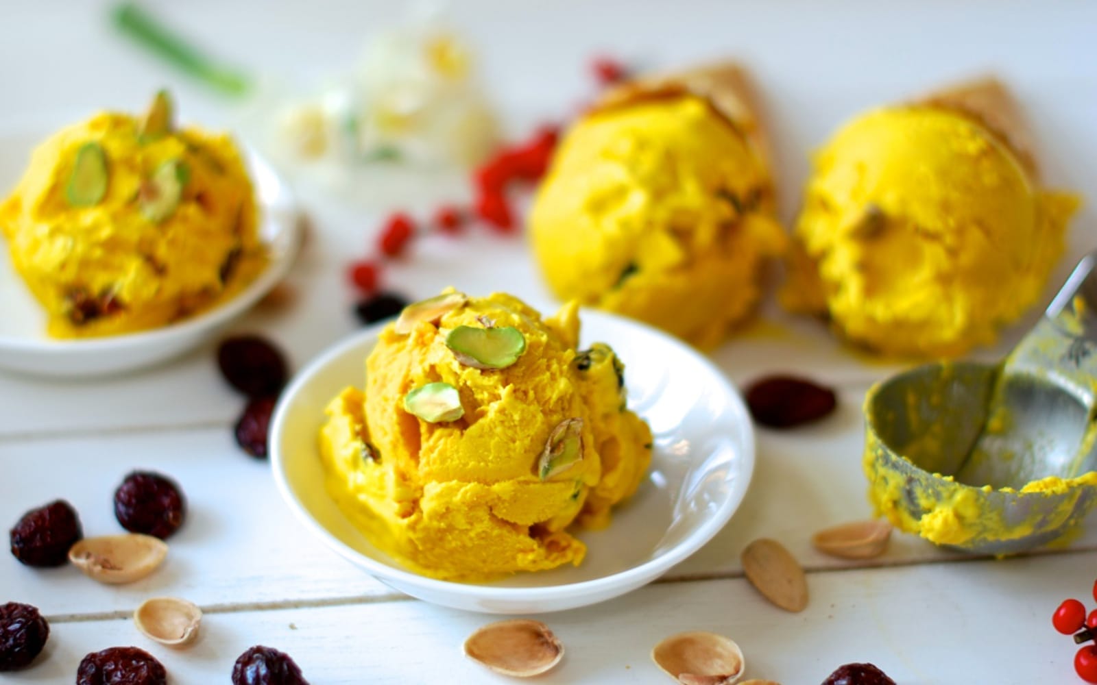 Saffron Ice Cream With Pistachios 1