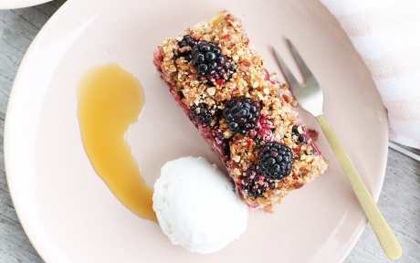 vegan apple and blackberry crumble