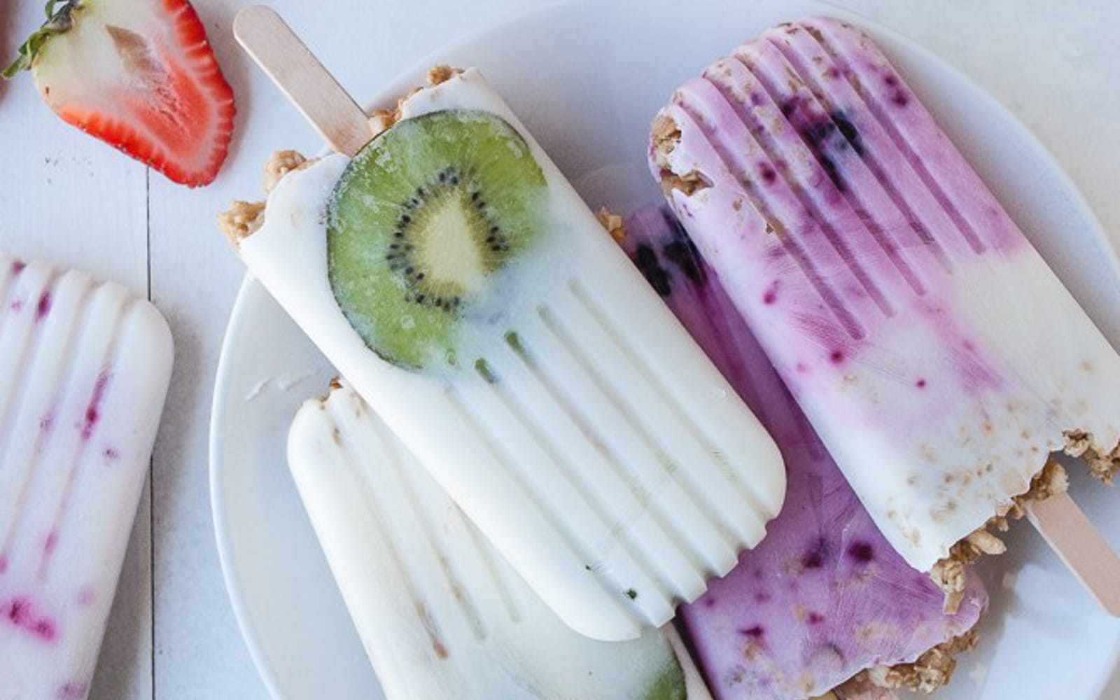vanilla-yogurt-and-granola-breakfast-popsicles-c