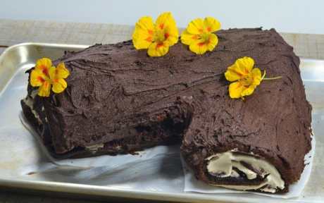 vegan B&ucirc;che de No&euml;l: Christmas Log Cake topped with flowers