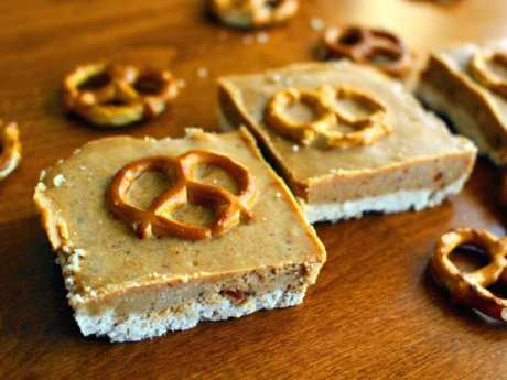 Bars made with peanut butter, tahini and pretzels