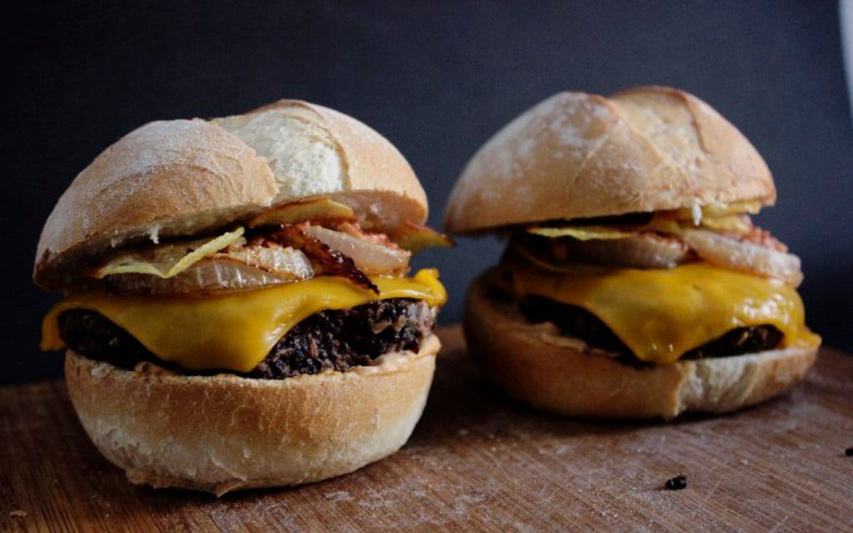 Tandoori Masala Black Bean Cheeseburgers With Caramelized Onions and Chips