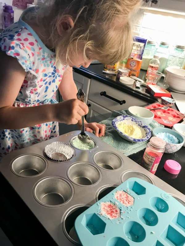making bath bombs