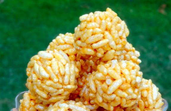 Murmura Laddoo (Puffed Rice and Jaggery Balls) 