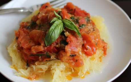 spaghetti squash with tomato sauce and basil