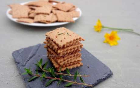 amaranth and garlic crackers