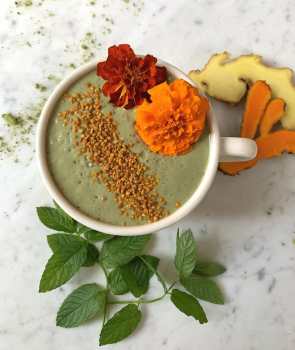 Green smoothie in mug