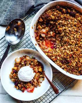 applepearcranberrygingerbreadcrispwithicecream
