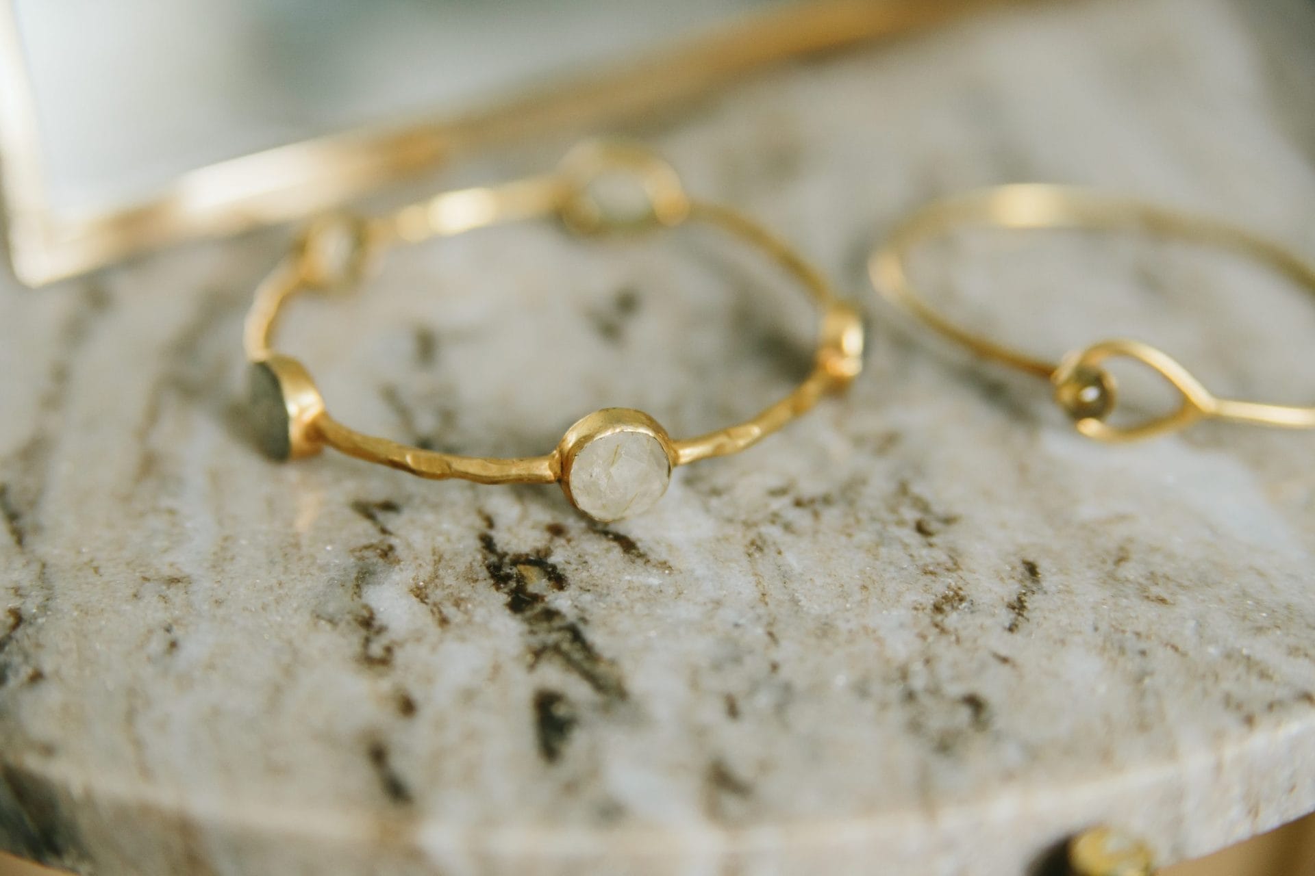 ring on table