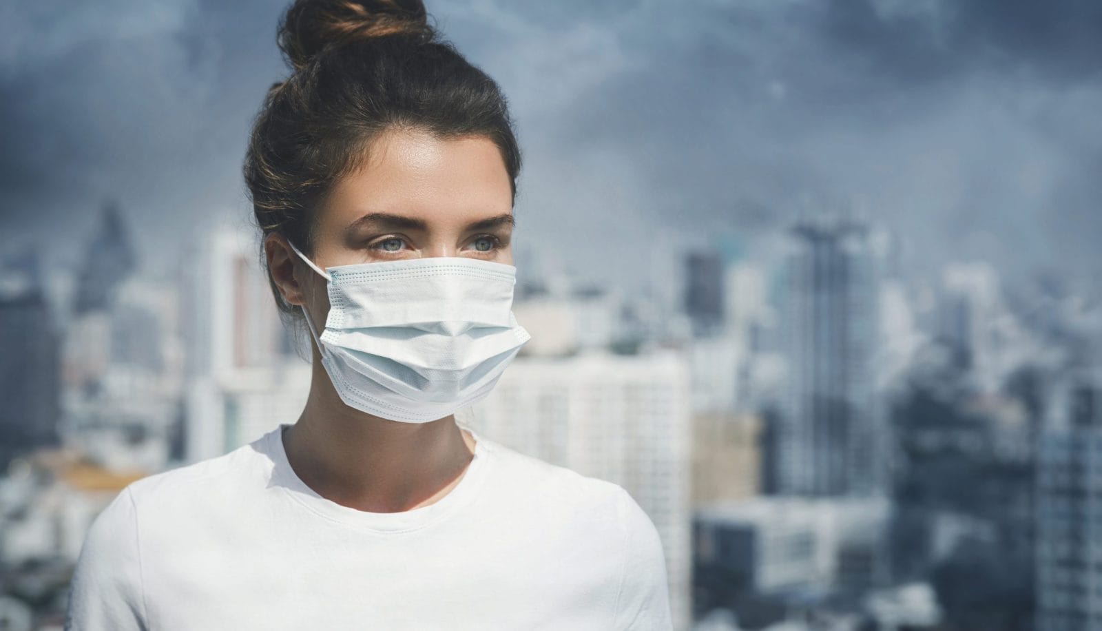 woman wearing mask due to air pollution