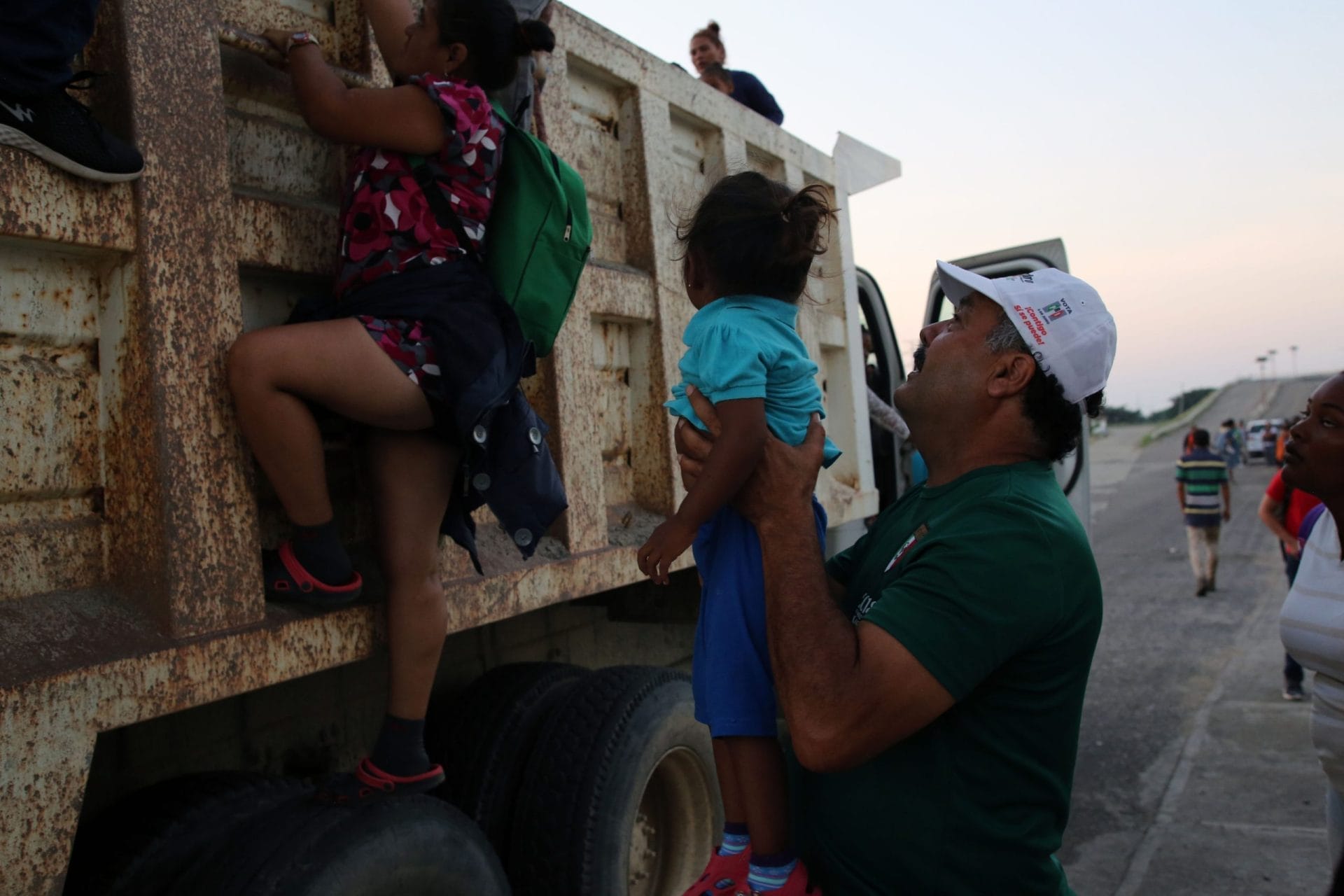 People fleeing Mexico to the U.S. in a caravan